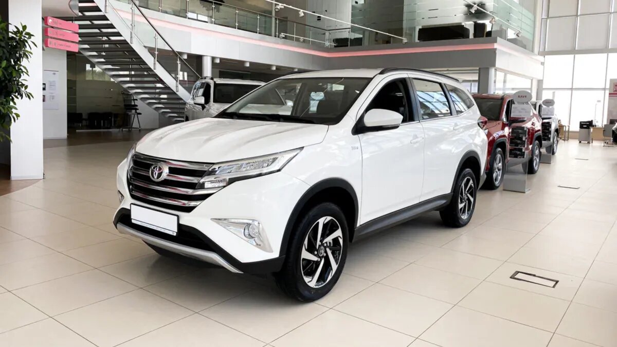 В Россию завезли недорогие кросс-вэны Toyota Rush