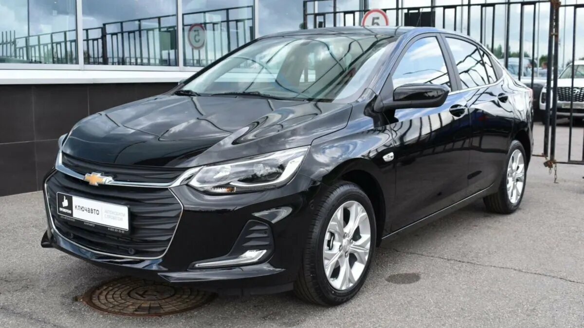 В Россию привезли доступные седаны Chevrolet Onix из Казахстана