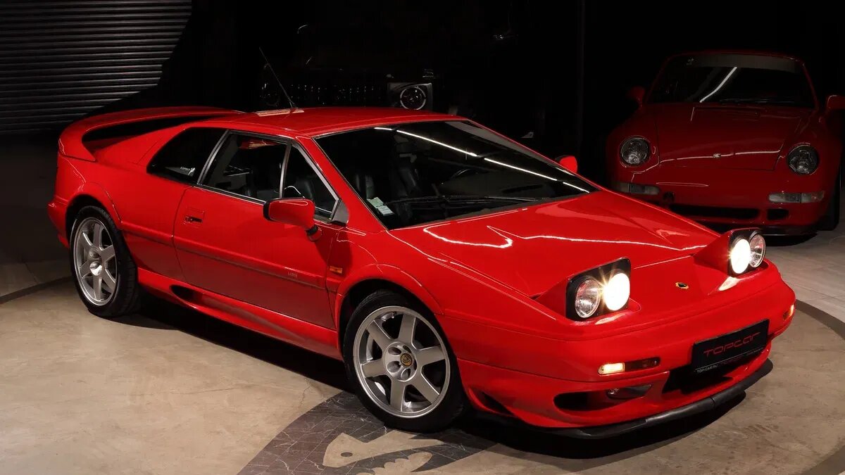 В Москве на продажу выставили редкий 30-летний спорткар Lotus Esprit