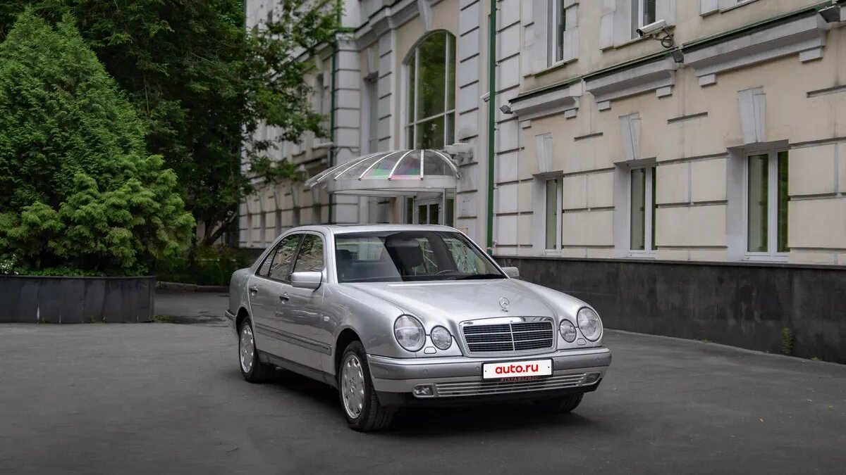 В России в продаже появился 28-летний Mercedes-Benz E-класса с пробегом меньше 10 тысяч километров