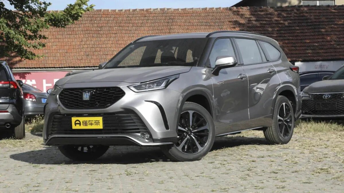 Кроссовер Toyota Crown Kluger, который не совсем Crown, стал доступен в России