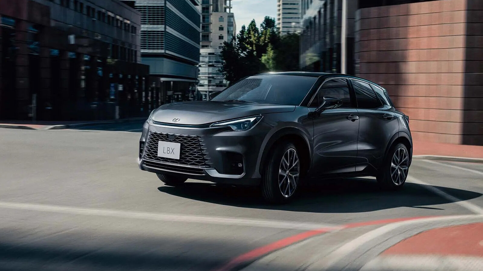 В Японии начались продажи самого доступного кроссовера Lexus