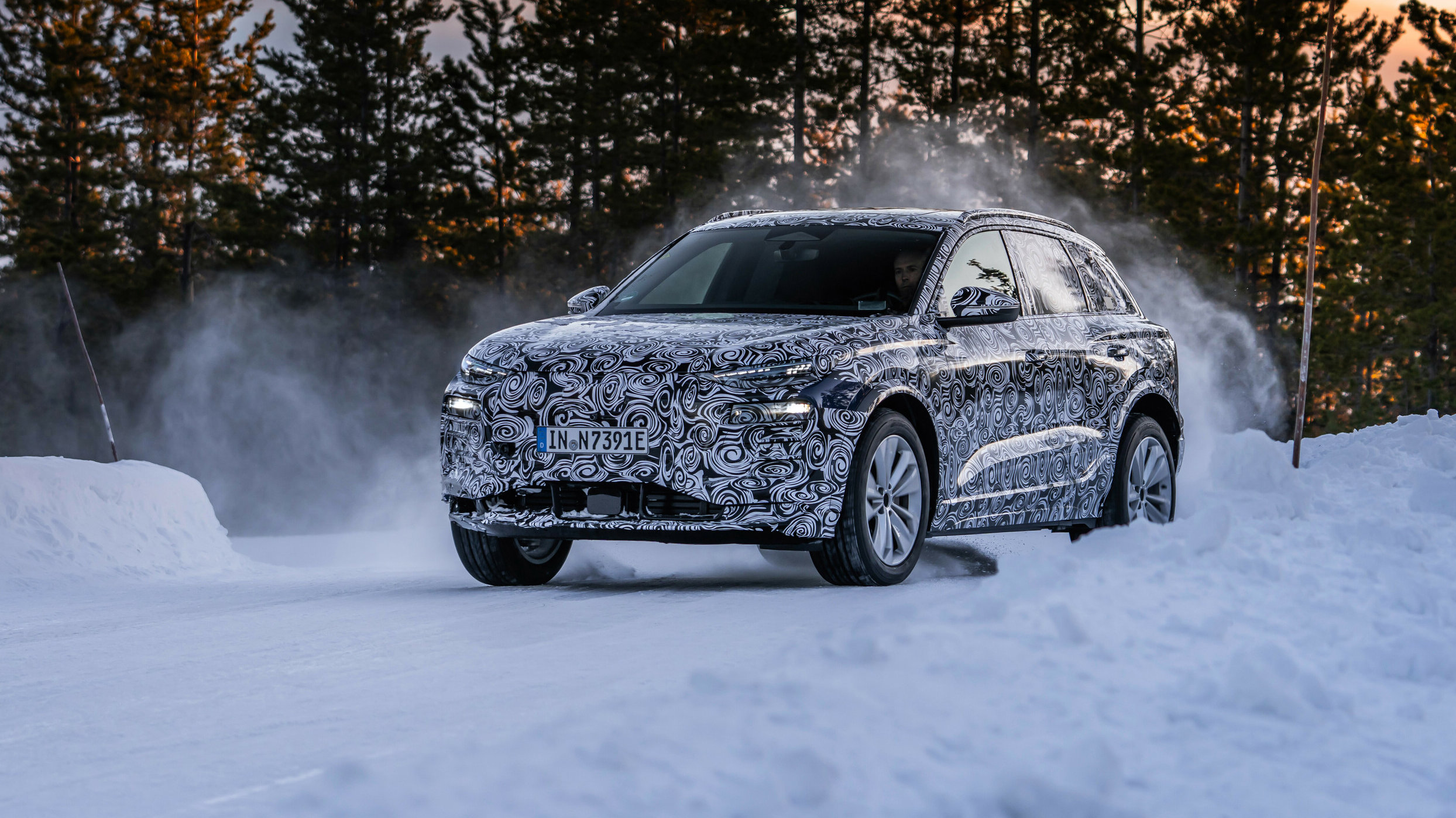 Audi показала предсерийный кроссовер Q6 e-tron на испытаниях