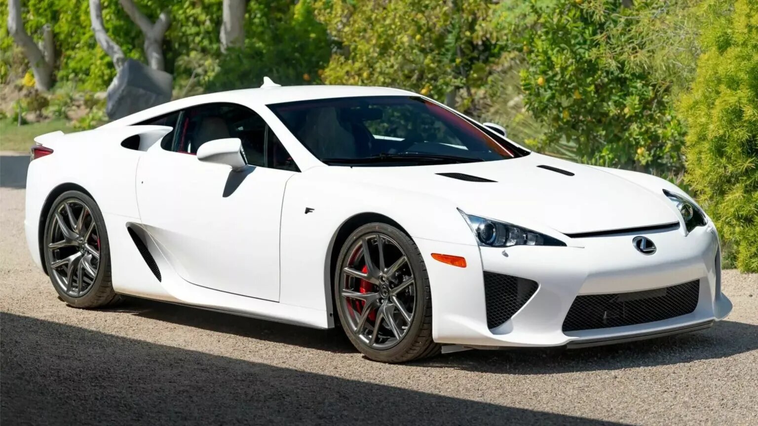 С молотка уйдёт 12-летний суперкар Lexus LFA в заводской плёнке