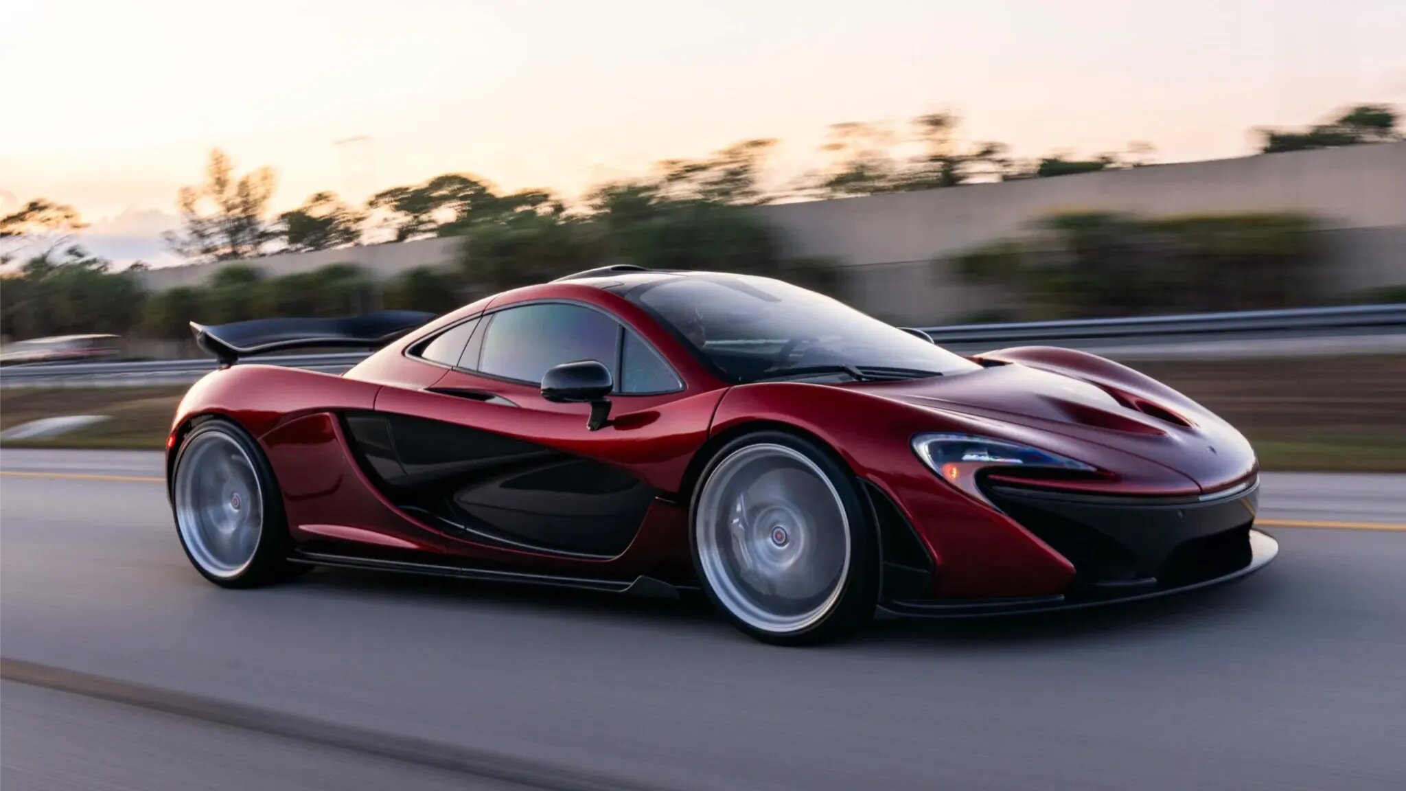 Один из 375 существующих супергибридов McLaren P1 продадут на аукционе