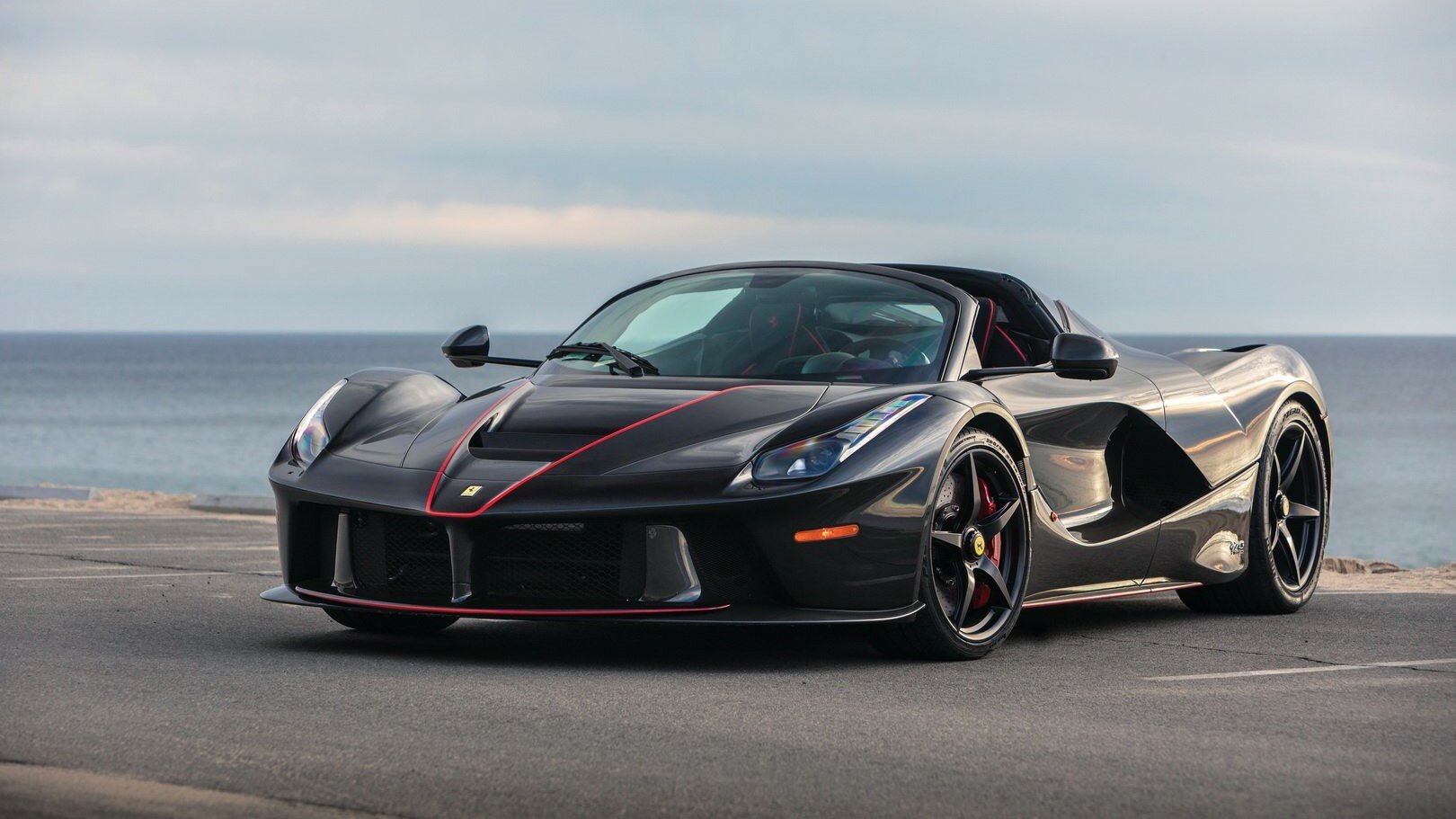 На торги выставили подержанный гиперкар LaFerrari Aperta – втрое дороже, чем стоил новый