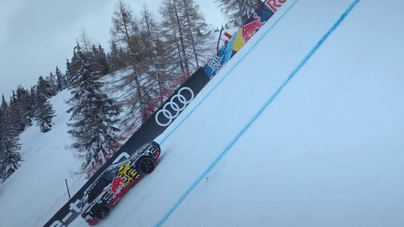 Электрокроссовер Audi взобрался на 85-процентный снежный уклон