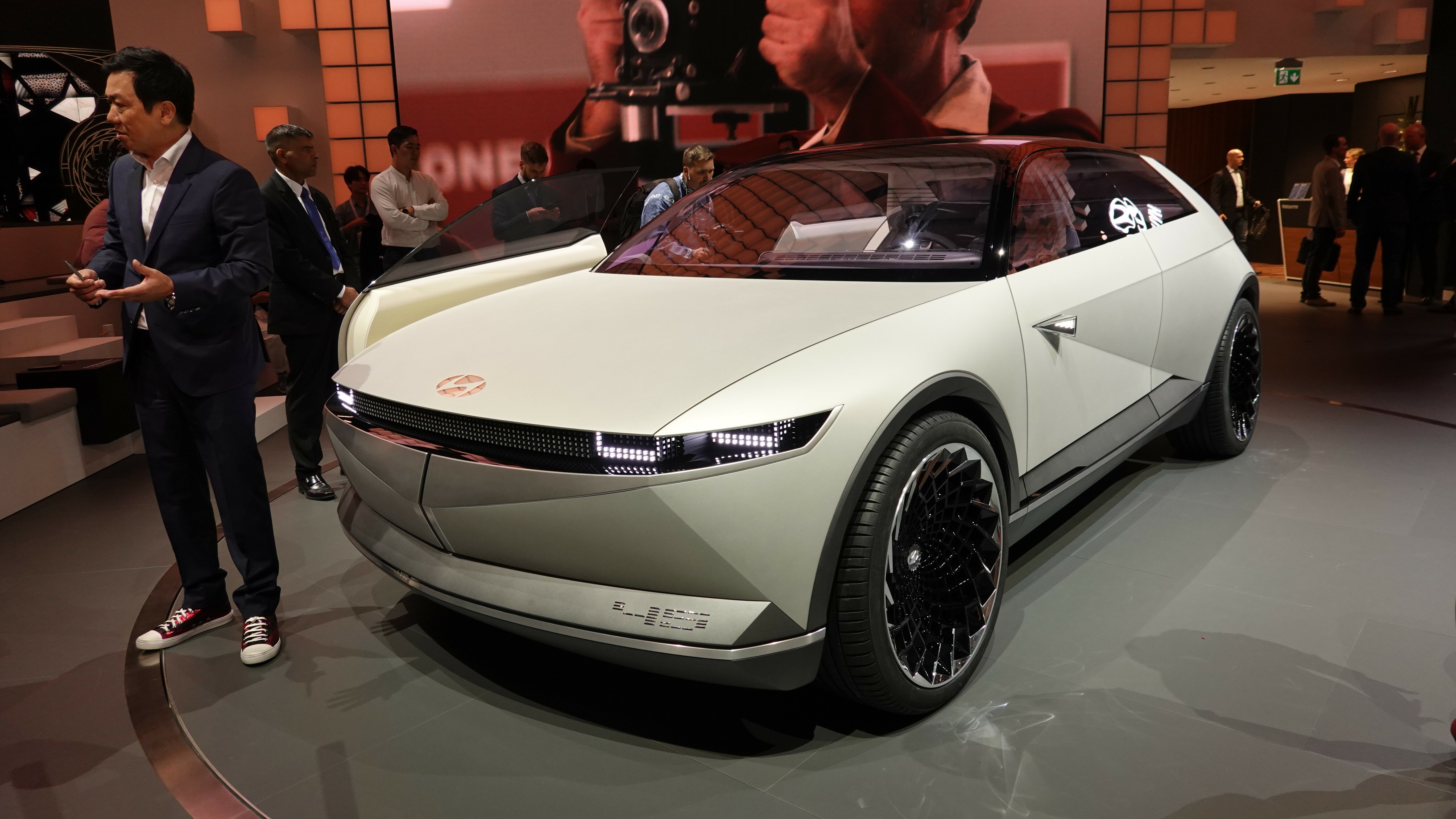 Кроссовер Hyundai 45 Concept: проектор вместо кнопок и «домашний» интерьер