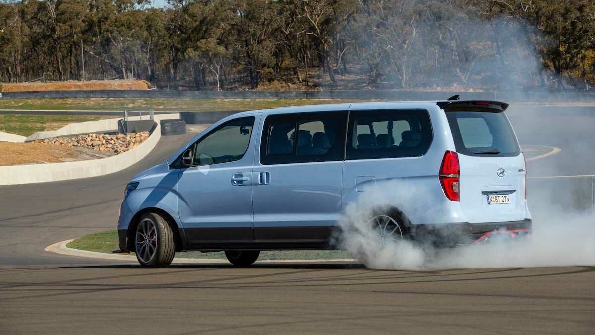 Марка Hyundai построила 408-сильный минивэн H-1