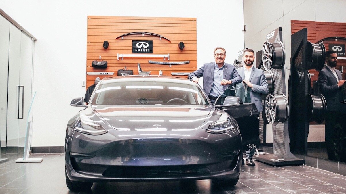 Очень важный покупатель Infiniti захотел электрокар — ему продали Теслу