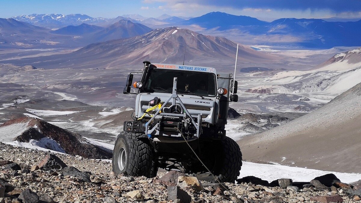 Mercedes-Benz Unimog поднялся на высочайший вулкан