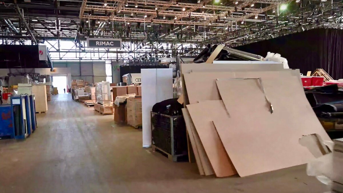 Посмотрите на пустынные павильоны отменённого Женевского автосалона