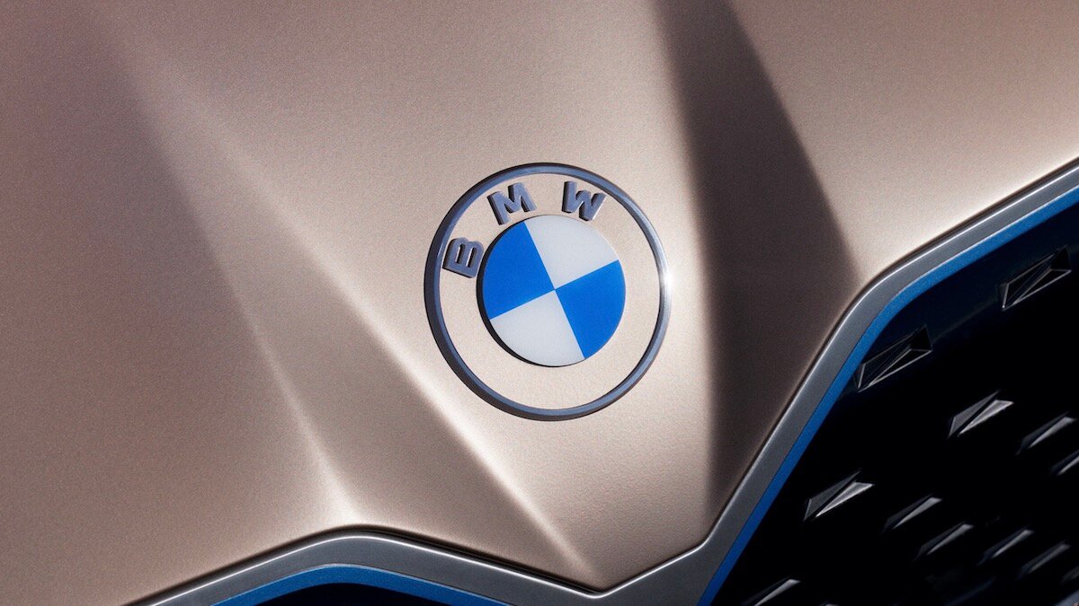 Компания BMW впервые за 23 года поменяла логотип