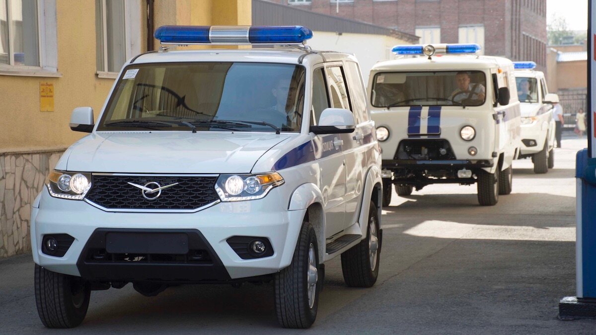 Петербуржцы не смогли угнать полицейский УАЗ и украли из него магнитолу и баллонник