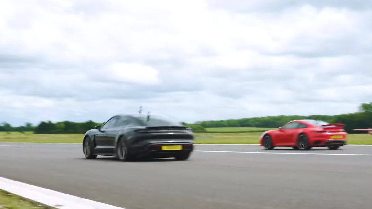 Видео дня: Porsche 911 Turbo S уничтожает самый мощный Taycan в дрэге