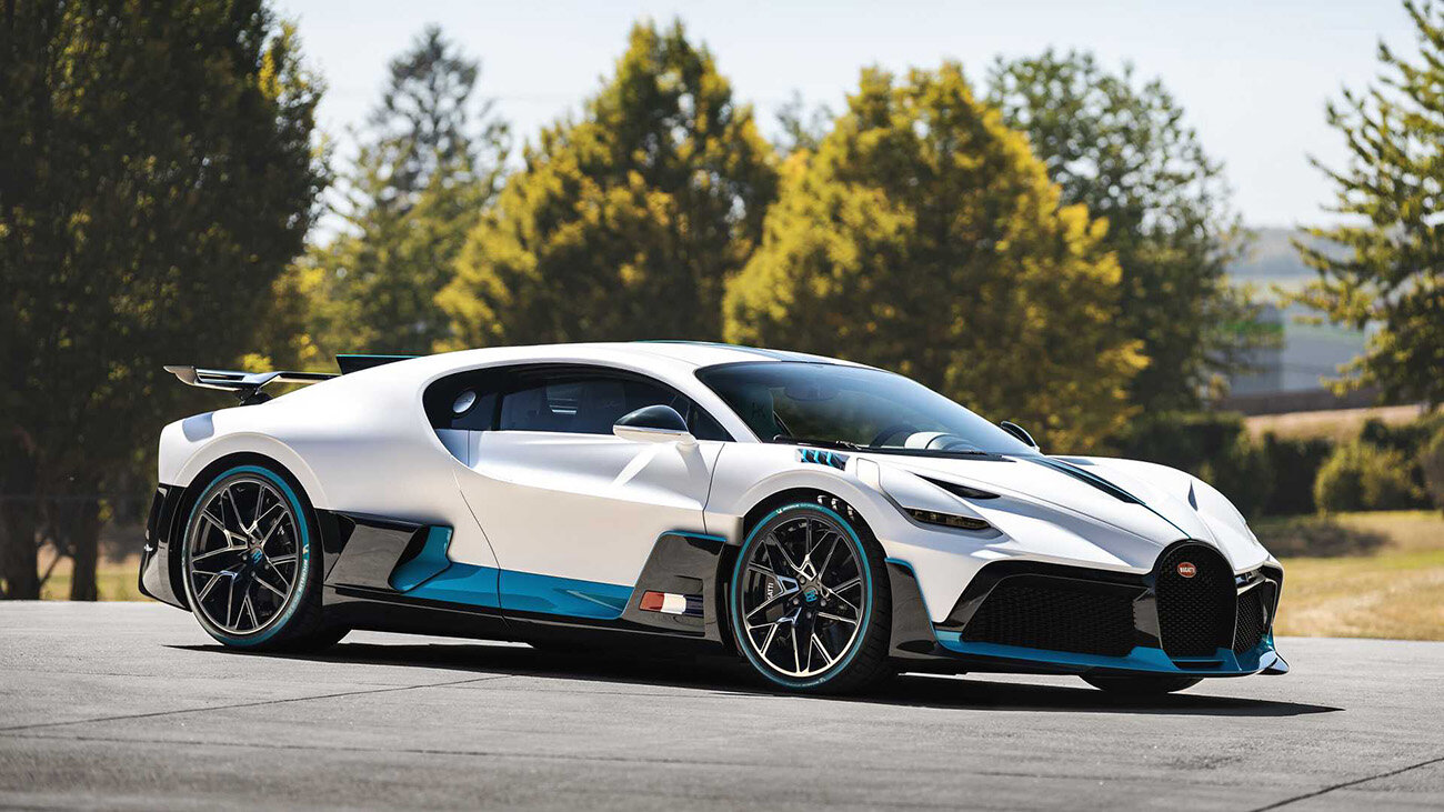 Это — первые клиентские экземпляры Bugatti Divo. Каждый стоит пять миллионов евро