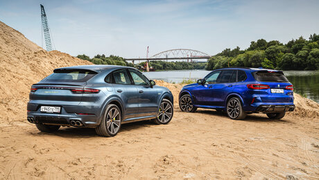 Комоды массового поражения: BMW X5 M против Porsche Cayenne Turbo S e-Hybrid Coupe