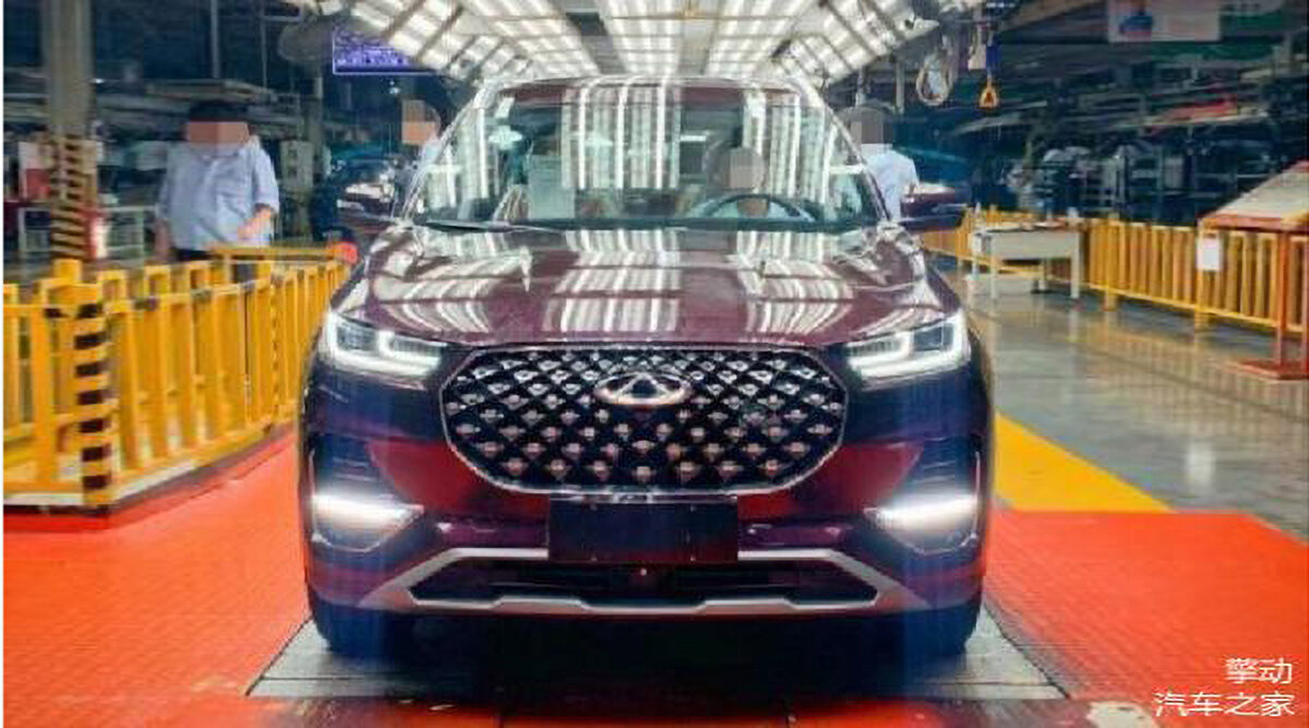 Появились шпионские фото обновлённого Chery Tiggo 8. Их сделали прямо на заводе