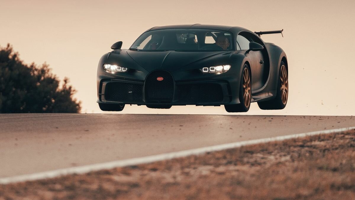Посмотрите, как Bugatti Chiron Pur Sport прыгает по трассе