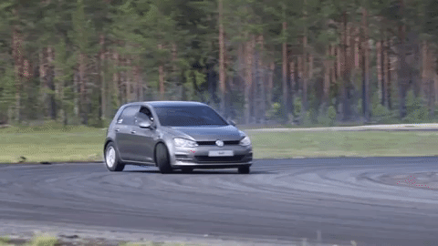 Видео: этот Golf выглядит как обычный, но у него V8 и он отлично едет боком