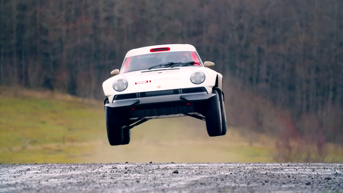 Экстремально внедорожный Porsche 911 от Singer показали в действии