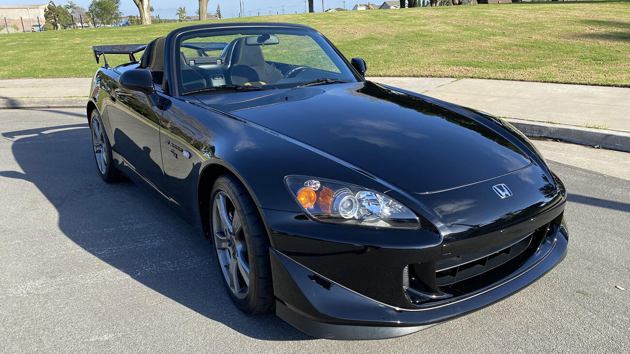 Таких родстеров Honda S2000 сделали меньше 700. Он продаётся с мизерным пробегом
