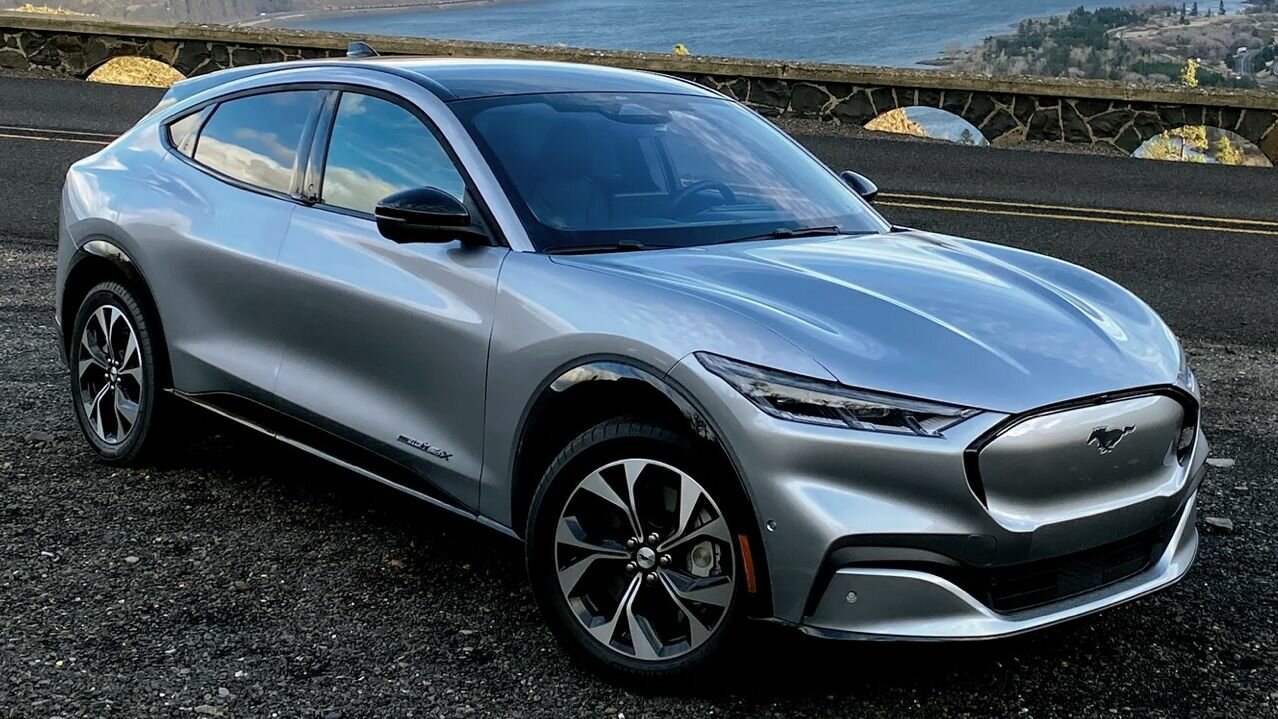 Электрокроссоверы Mustang Mach-E стали превращаться в «кирпичи». Виноват софт