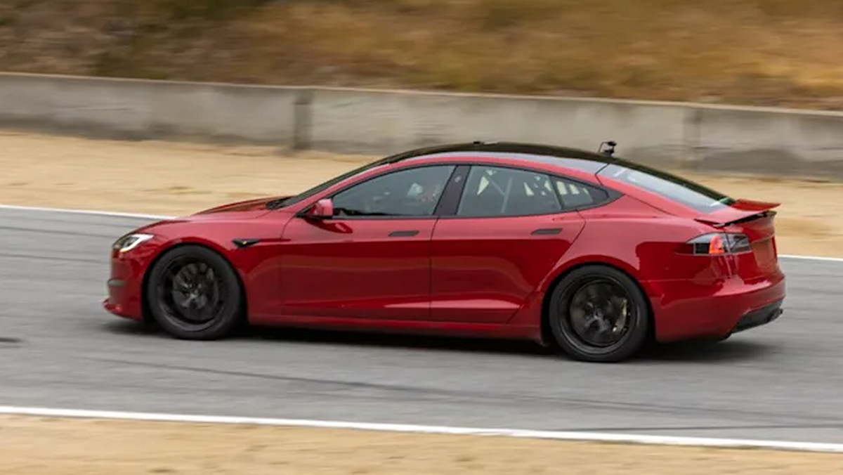 Таинственную Tesla сняли на видео: у неё выдвижной задний спойлер