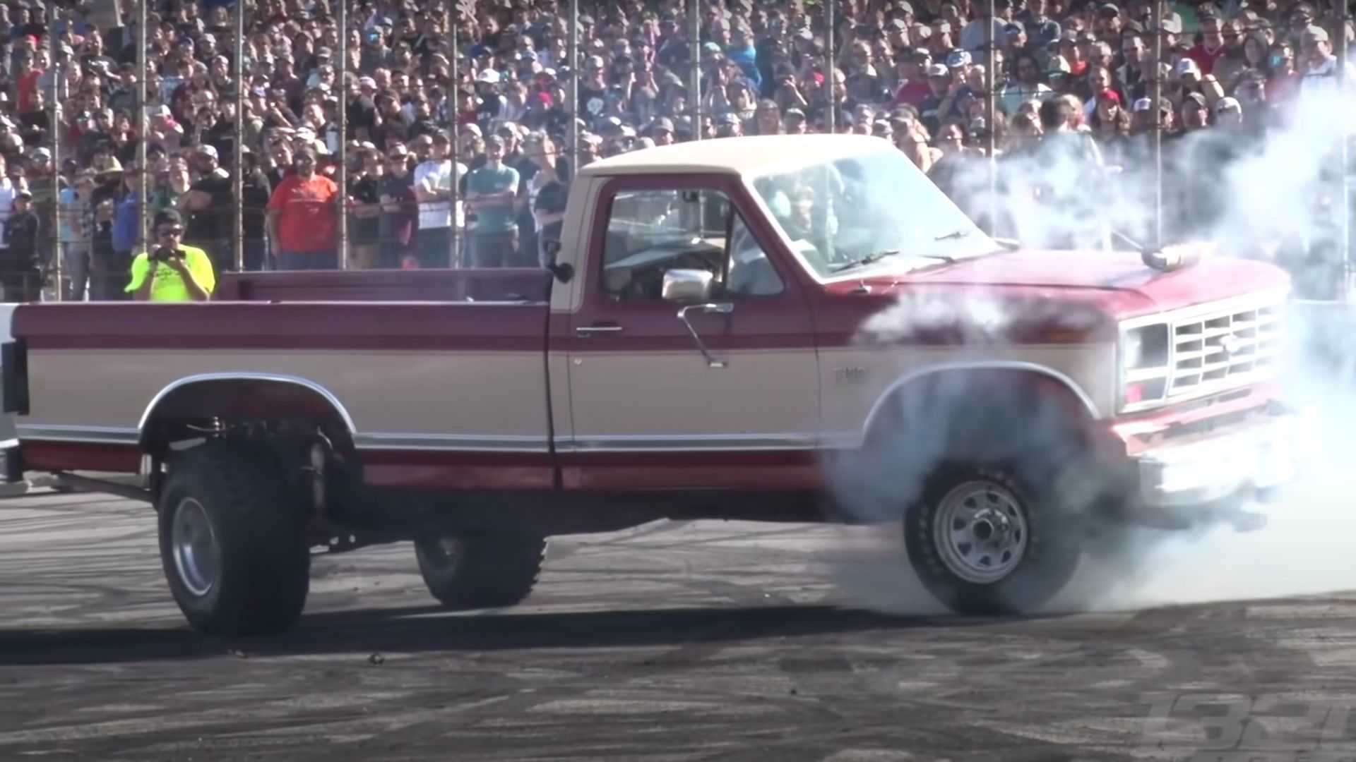 Владелец старенького Ford F-150 «отзеркалил» пикап: он ездит задом наперёд