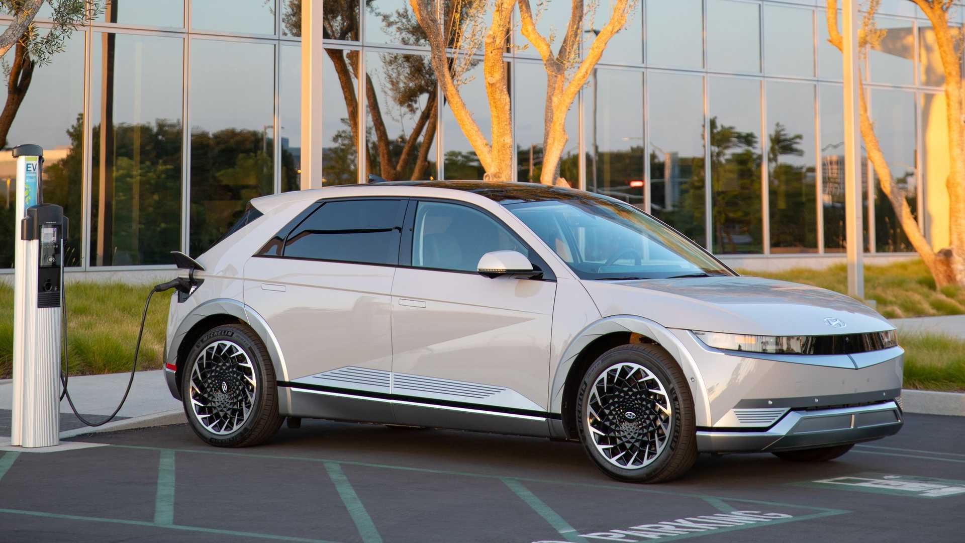 Владельцы электрокаров Hyundai, Kia и Genesis подали в суд из-за медленной зарядки
