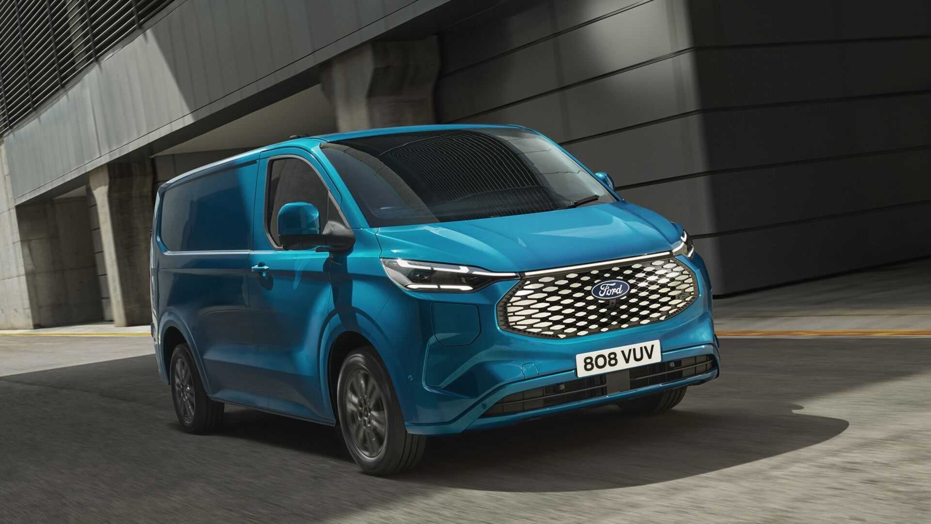 Фургон Ford E-Transit Custom получил до 218 сил и может питать электроинструмент
