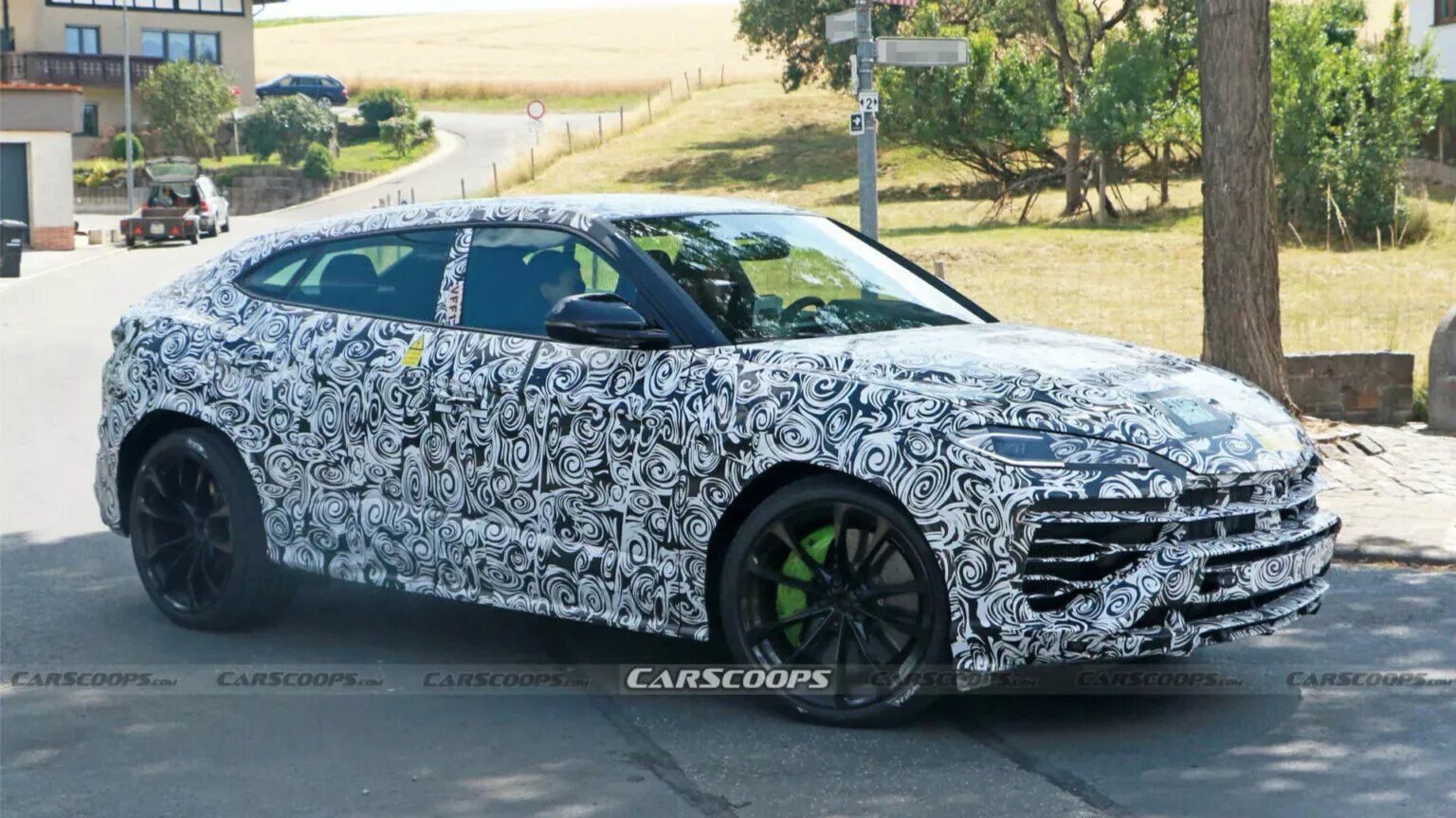 Появились фото рестайлингового Lamborghini Urus с электромотором: у него новый салон