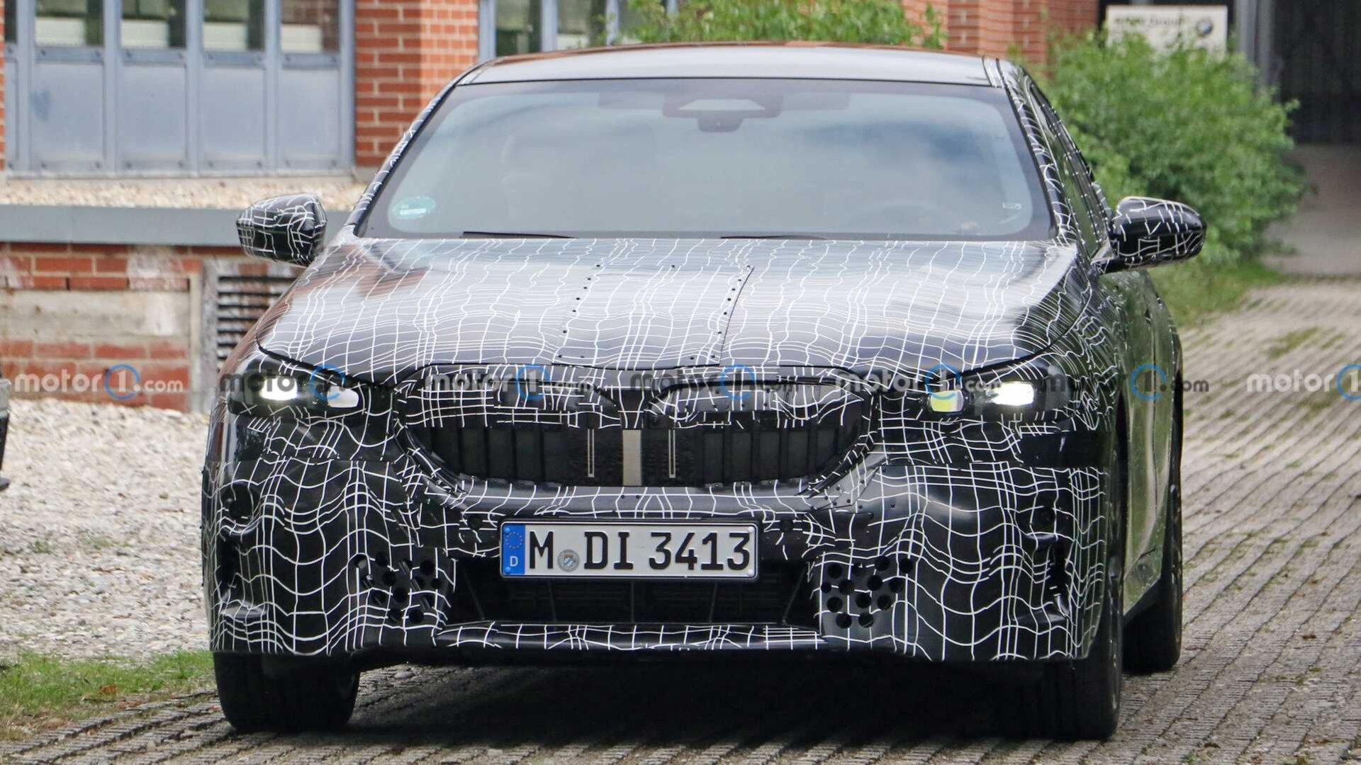 Шпионы сфотографировали новый BMW 5 серии с небольшими «ноздрями»