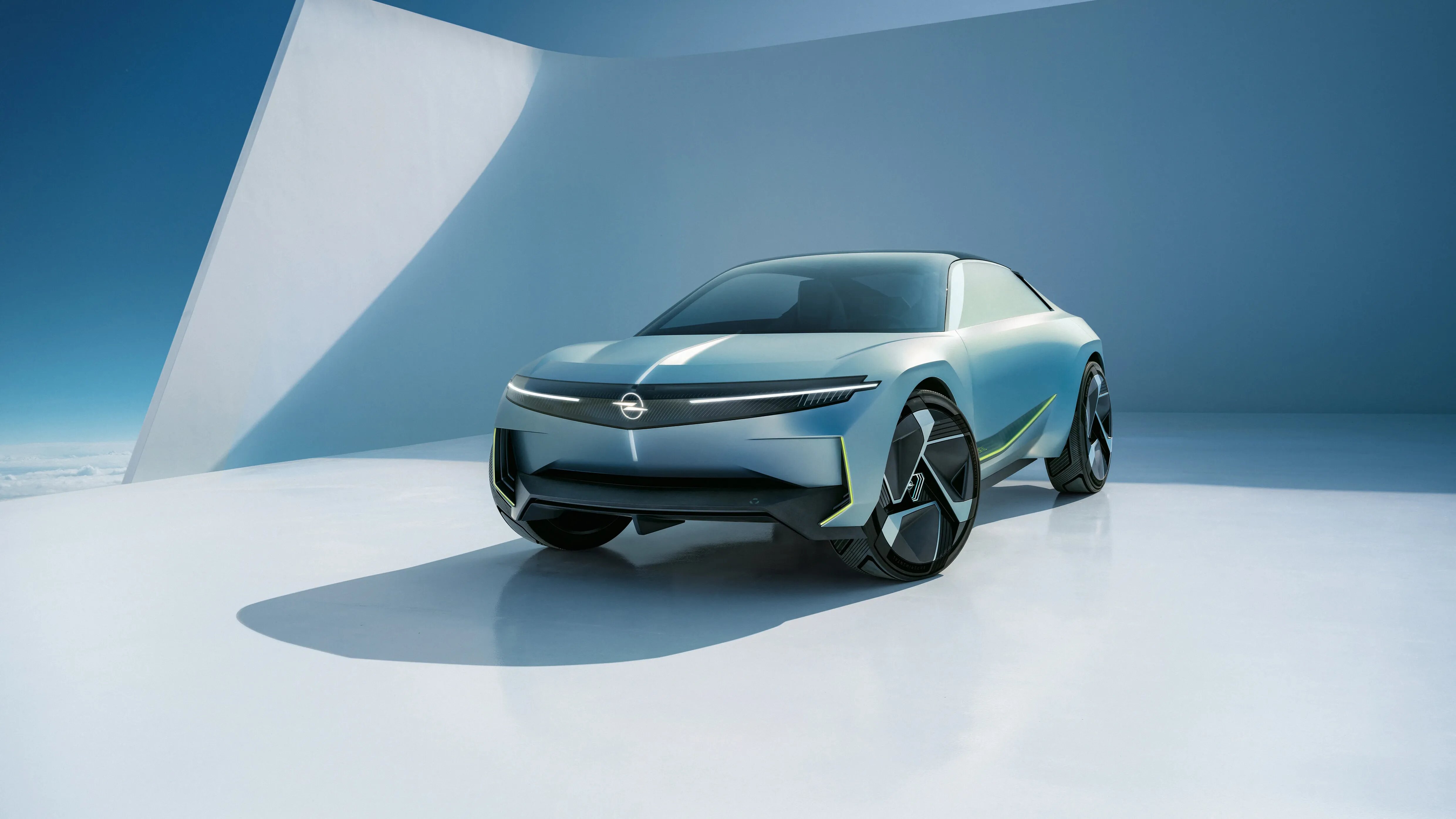 Opel рассекретил прототип Experimental — это купеобразный кроссовер со складным рулём