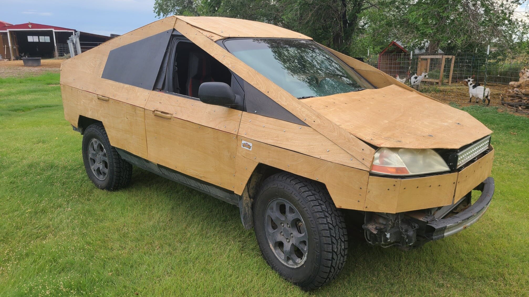 У Tesla Cybertruck появился фанерный «близнец»