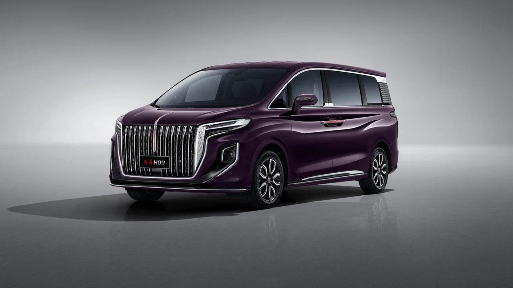 В России стартовали продажи роскошного минивэна Hongqi HQ9: известны цены