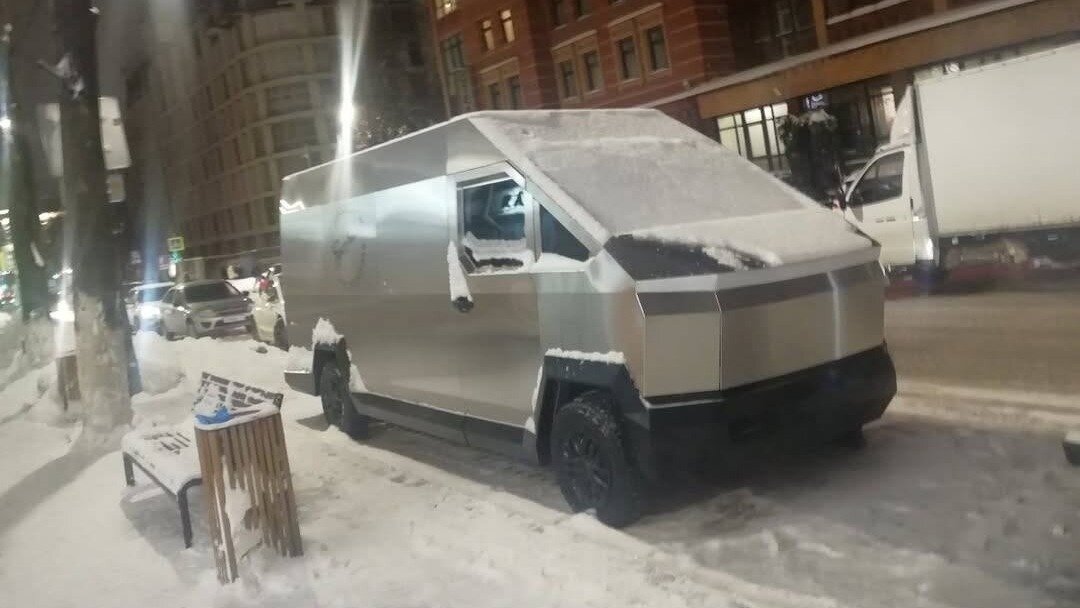 В Перми заметили фургон Руссо-Балт, который похож на Tesla Cybertruck