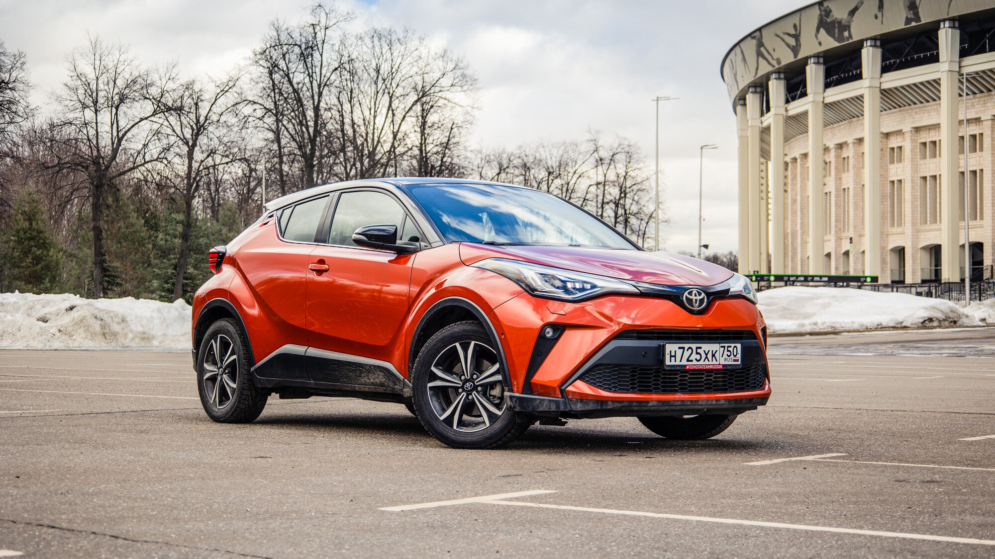 Дизайном наружу. Все плюсы и минусы Toyota C-HR: подробный тест