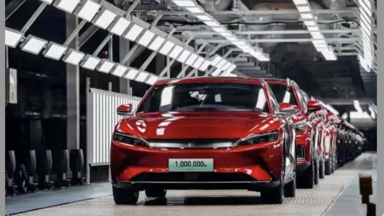 Китайская марка BYD будет выпускать 300 000 «электрокаров» в месяц — Tesla делает столько за квартал 