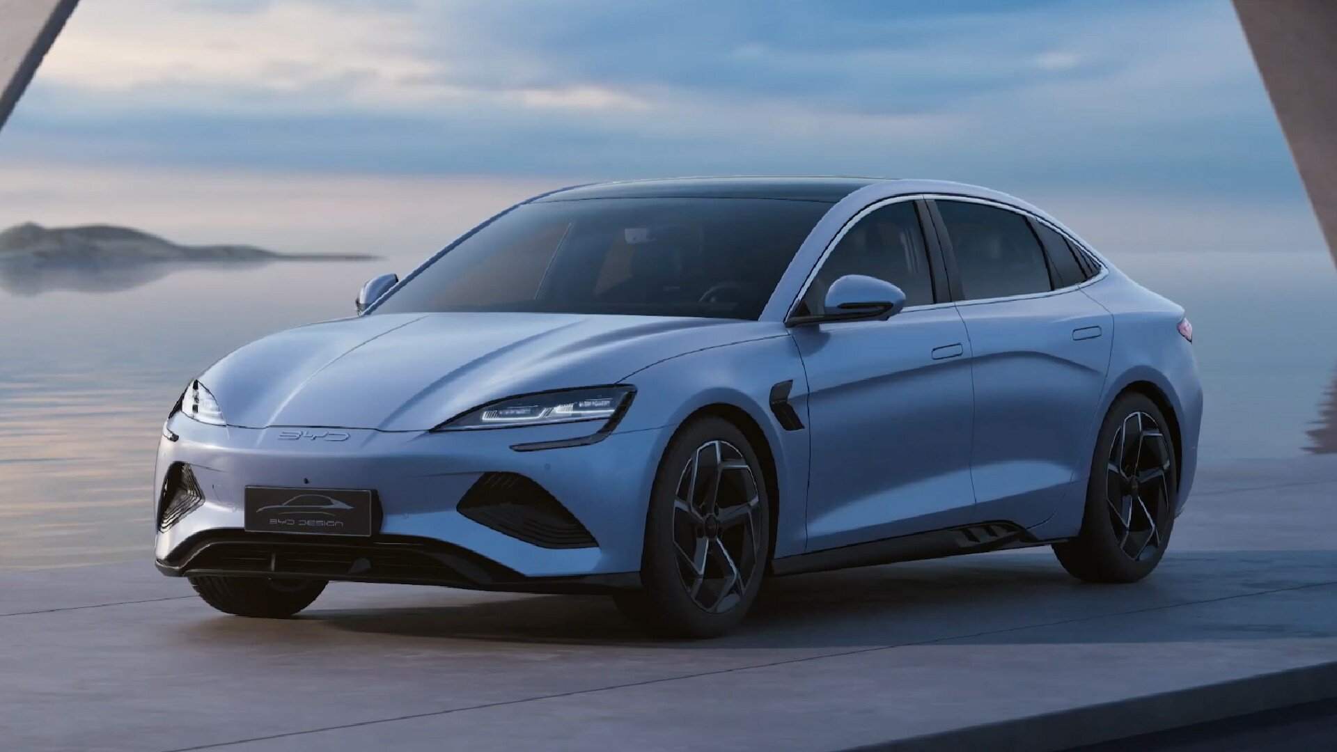 Китайская марка BYD показала конкурента Tesla Model 3
