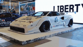 Появилось видео с экстремально доработанным Lamborghini Countach от Liberty Walk