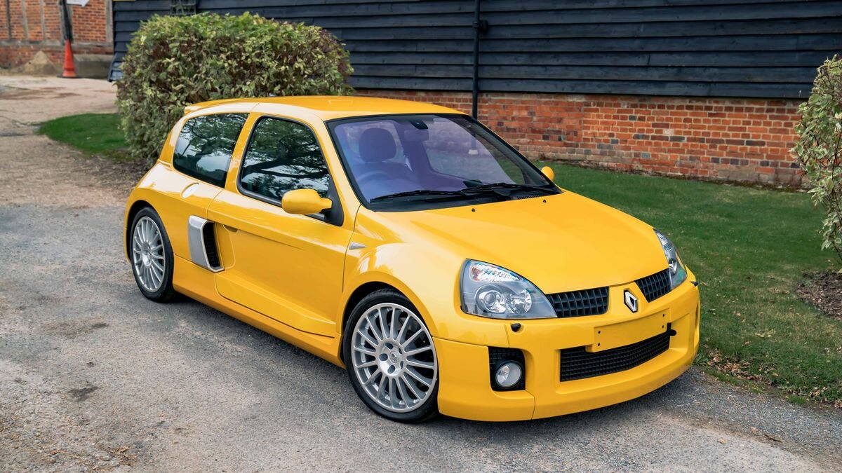 Редкий среднемоторный хот-хэтч Renault Clio V6 ушёл с молотка за рекордную сумму