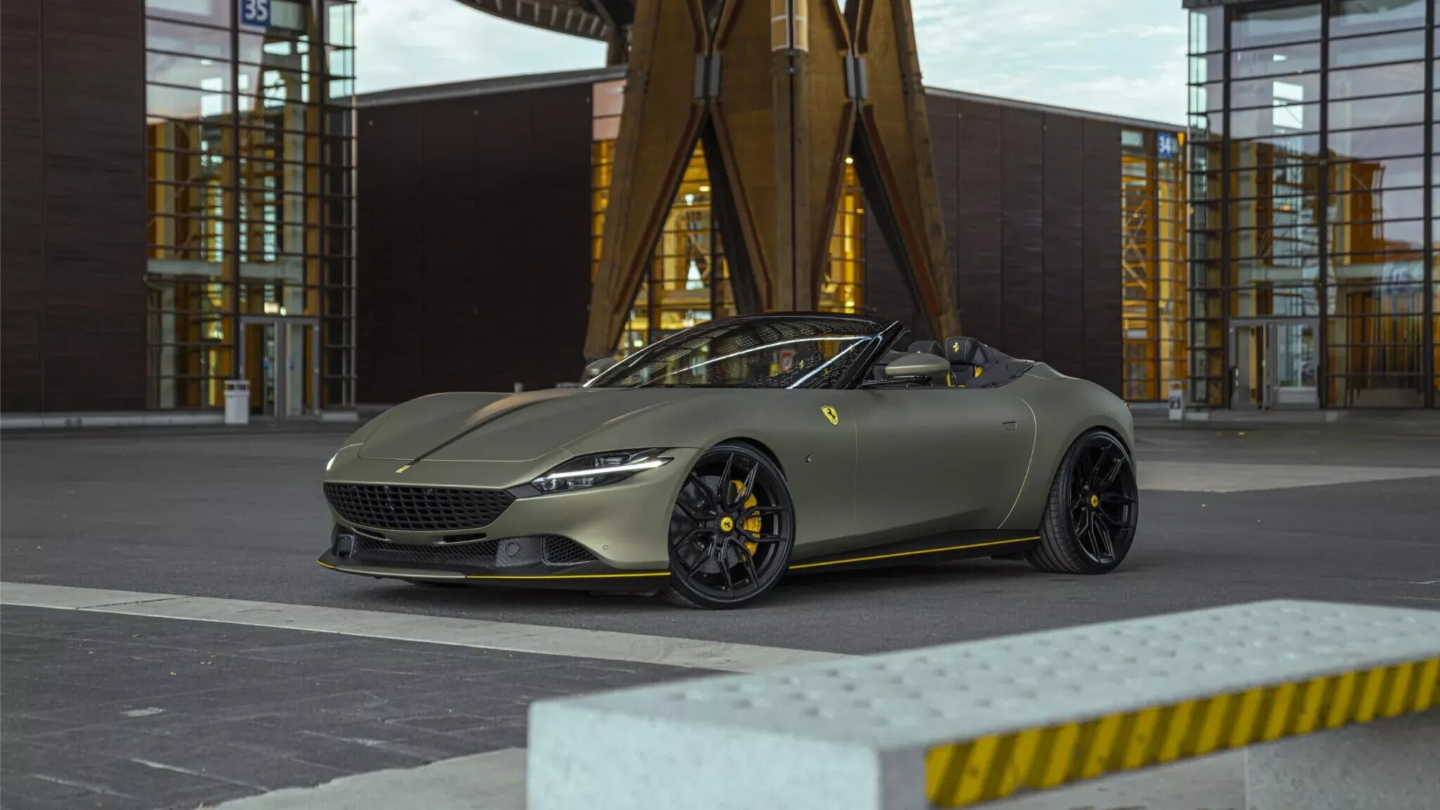 Суперкару Ferrari Roma добавили карбона и занизили подвеску