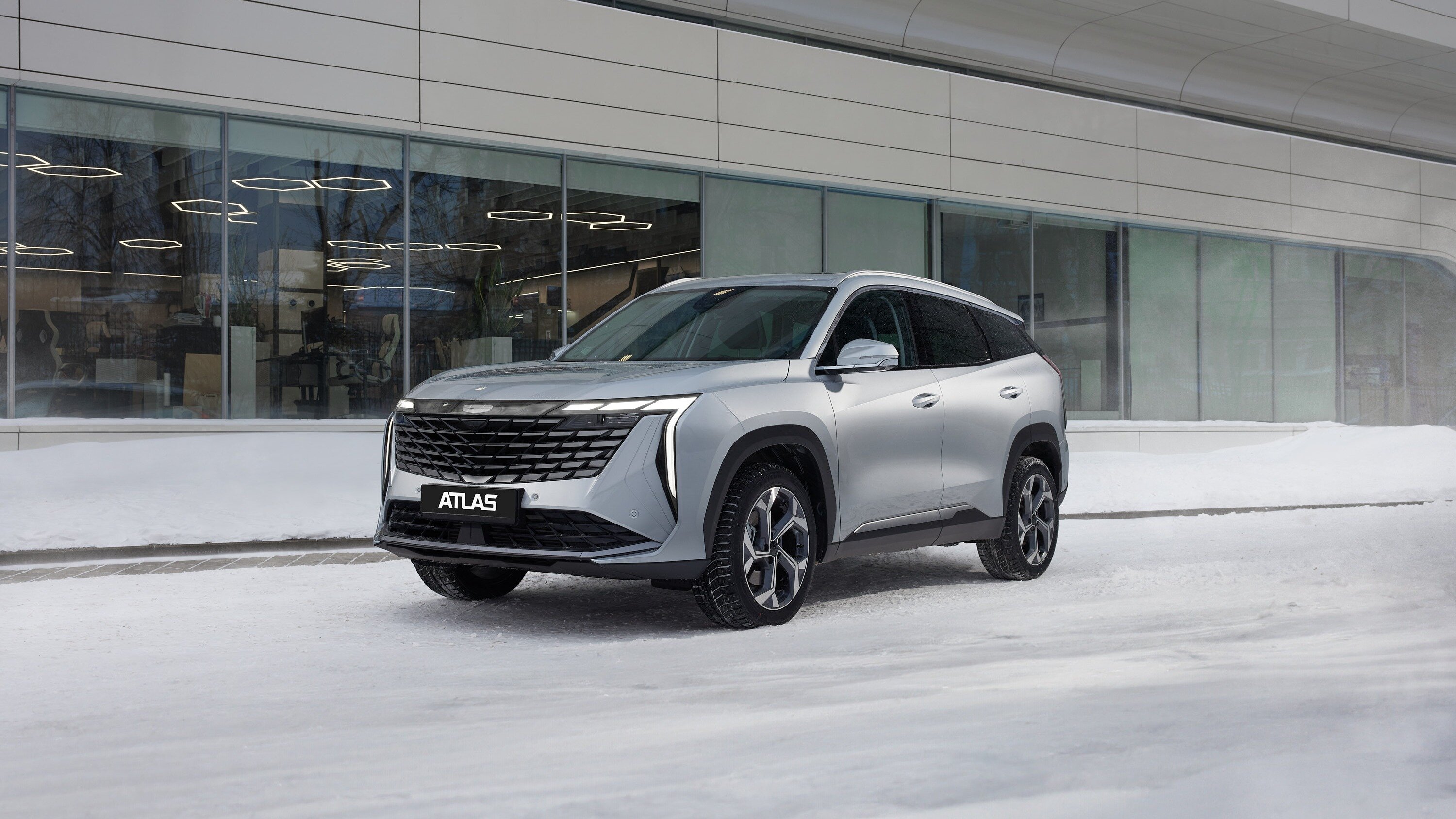 Переднеприводный Geely Atlas вернулся в Россию с новым мотором: известна цена