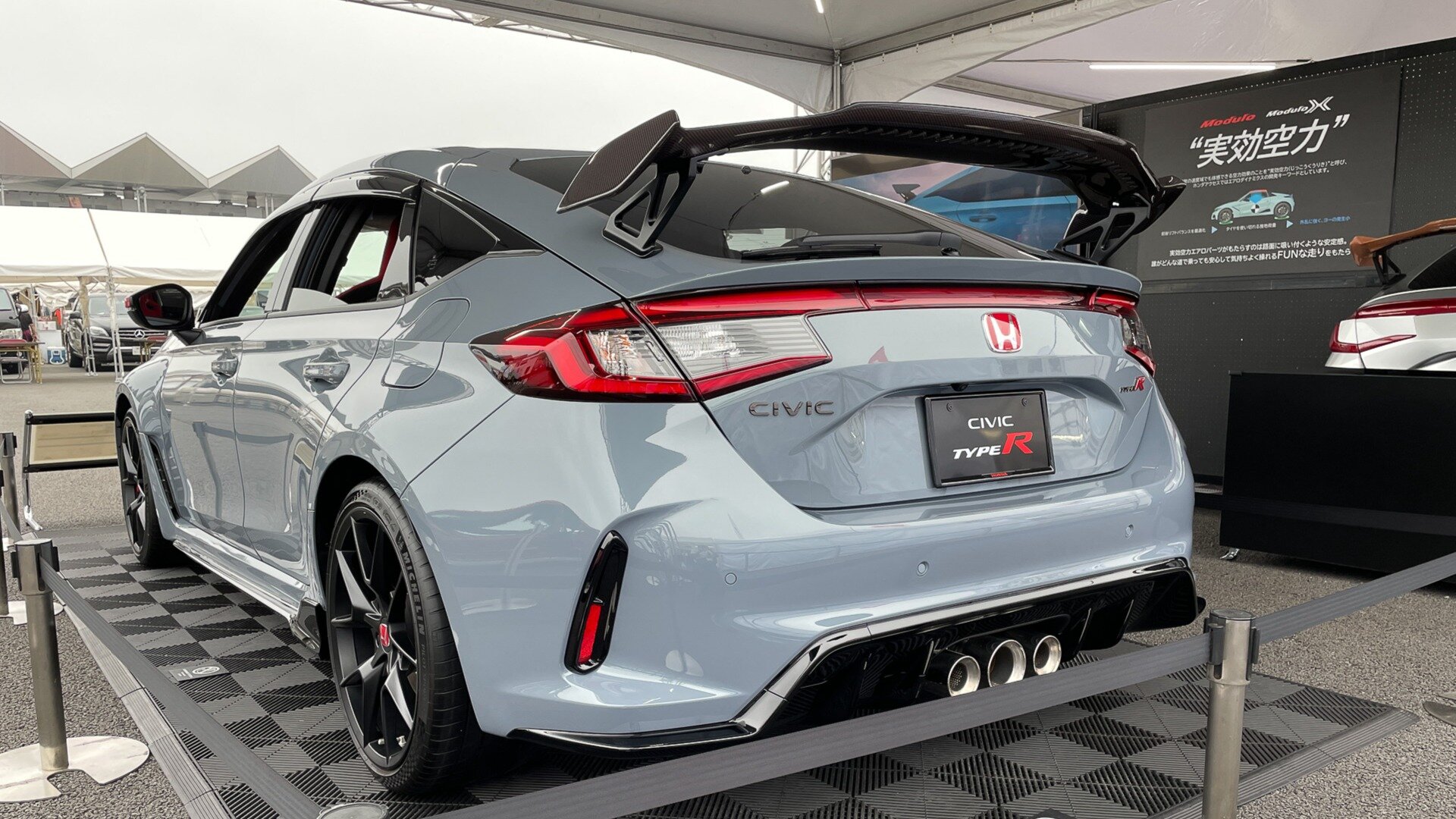 Honda Civic Type R показали в Японии в новом цвете, с антикрылом из карбона и красными зеркалами