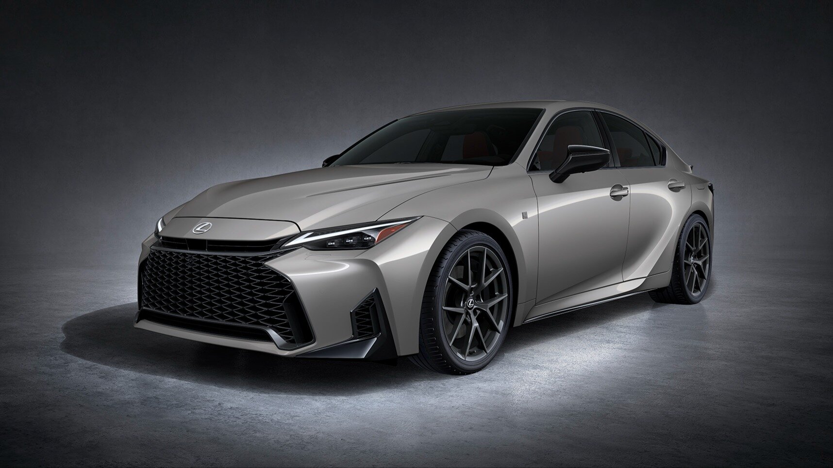 Представлен рестайлинговый седан Lexus IS: новая внешность и меньше моторов