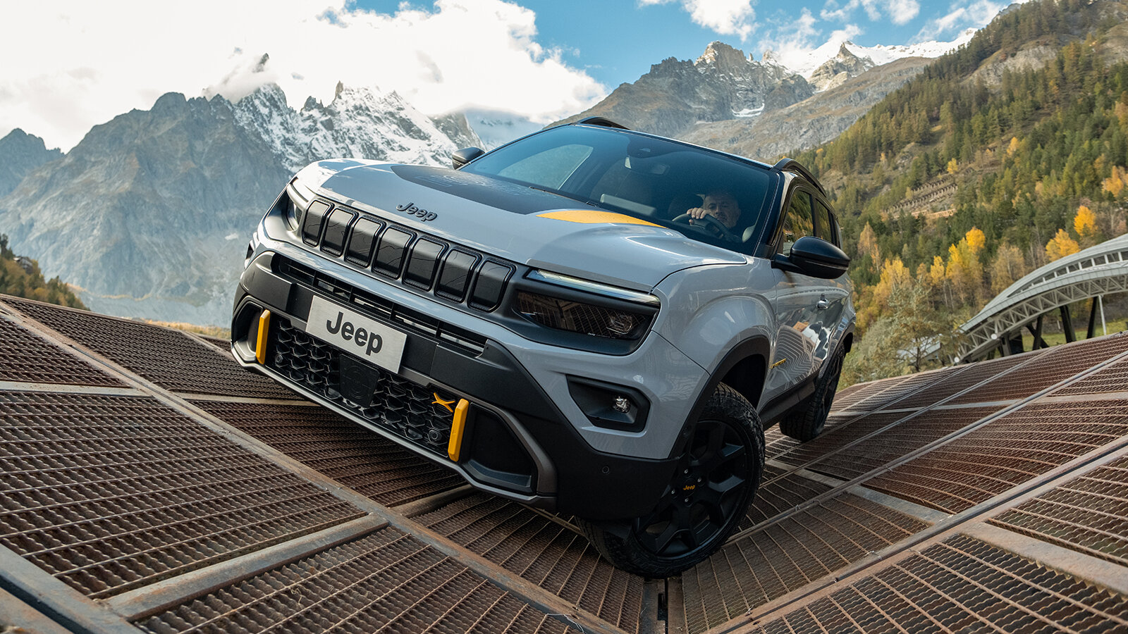 Полноприводный кроссовер Jeep Avenger 4xe вышел на рынок и сразу получил первую спецверсию