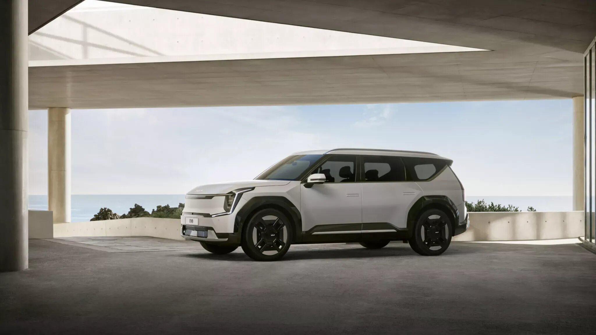 Представлен большой электрокроссовер Kia EV9: три экрана и поворотные кресла