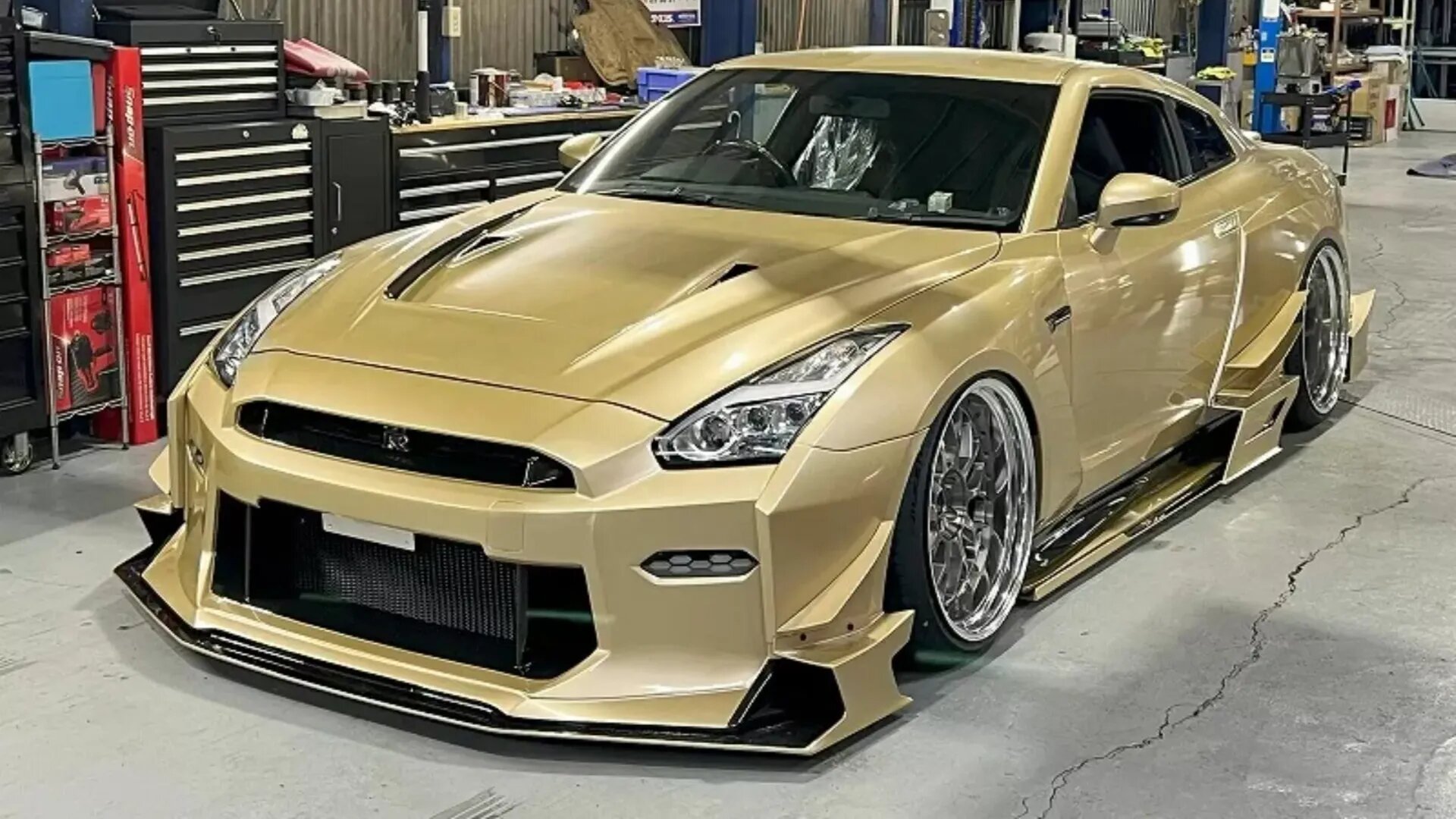 Японское ателье Kuhl показало «широкие» версии Nissan GT-R, Toyota Prius и Alphard