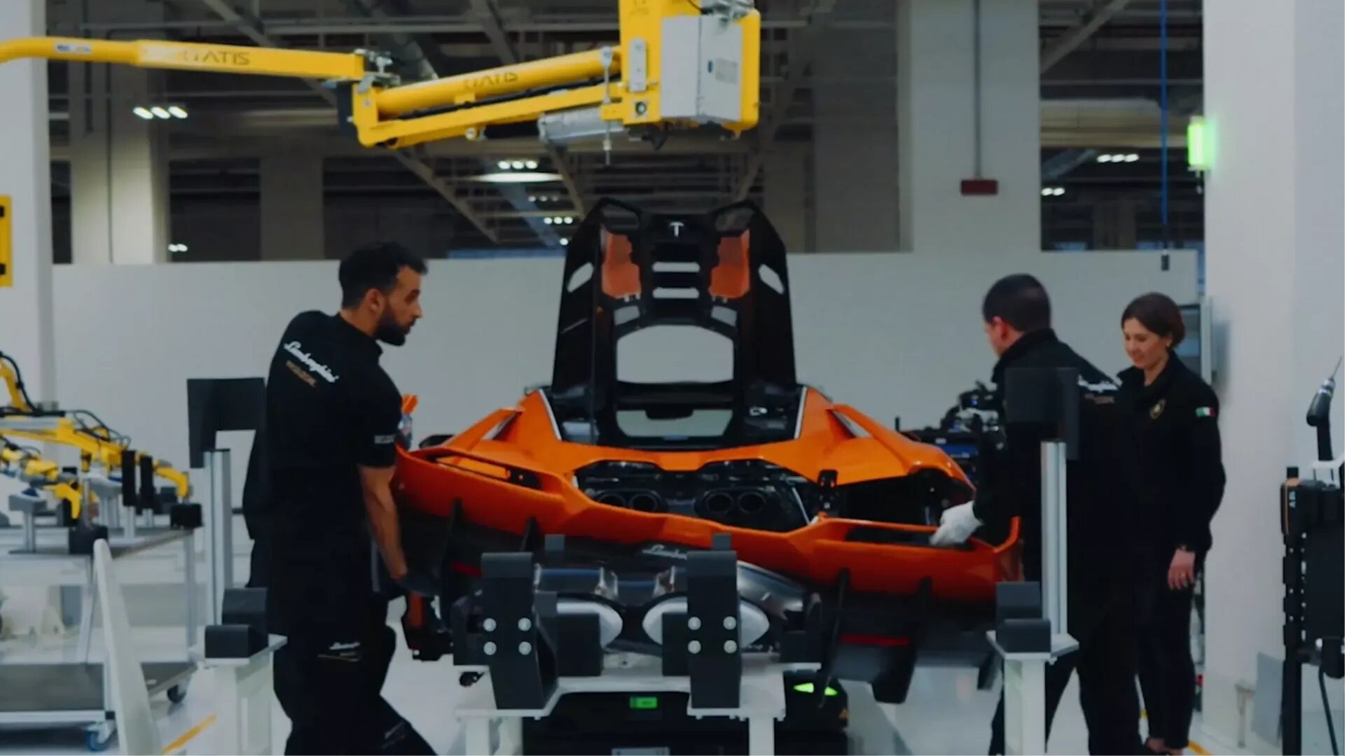 Lamborghini показала сборку новейшего супергибрида Revuelto